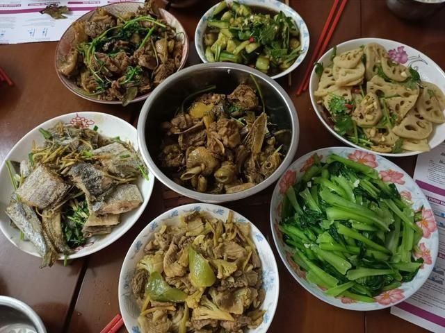 带男友回家,爸爸顶着高温用柴火烧菜,吃完饭后男友留下2千元