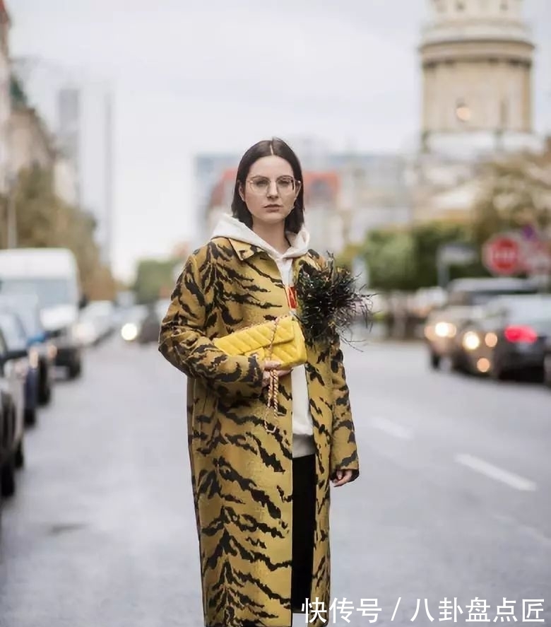 穿搭|懒人穿搭法：大衣+卫衣保暖时尚，穿搭失败概率几乎为零