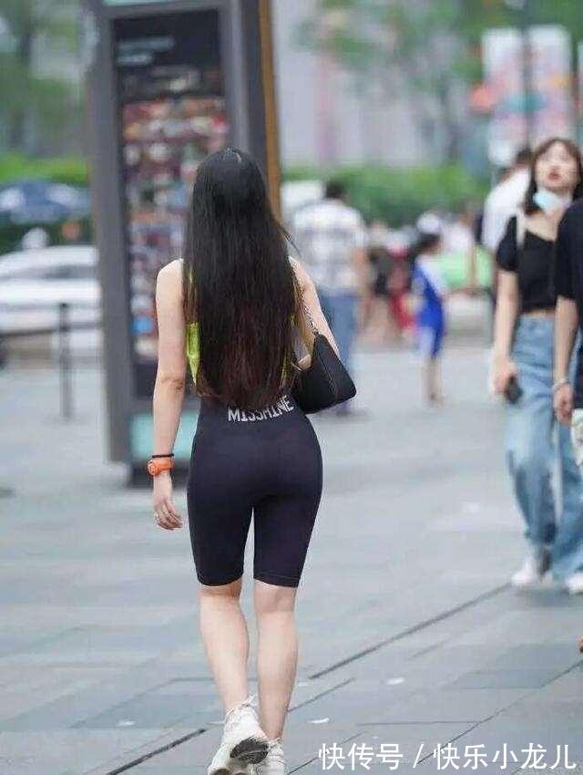 身形 潮流修身的瑜伽裤展现出完美的身形,搭配出曼妙身姿,更加惬意