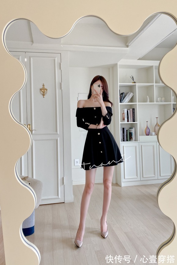 搭配|女神孙允珠时尚搭配:黑鸦幻魅竖扣抹胸哥特连衣裙