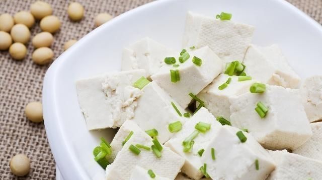 鲫鱼豆腐汤熬好了,又鲜又白还美味,加热水还是凉水是重点