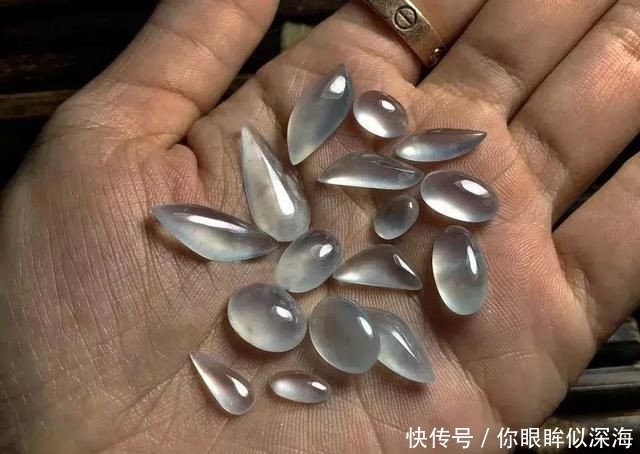 20万的原石一刀下去裂满满，雕刻师妙手回春，最后抠出一筐极品