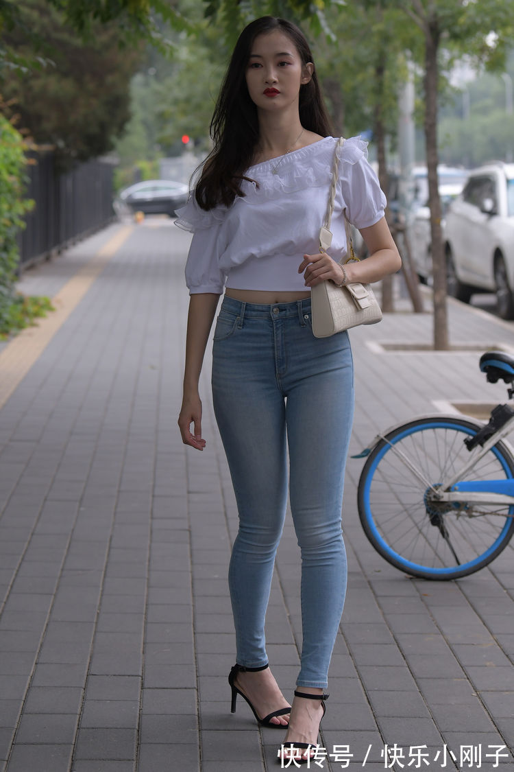 风格 百搭型的修身牛仔裤,配上时尚小衫,穿出了简约又休闲的风格