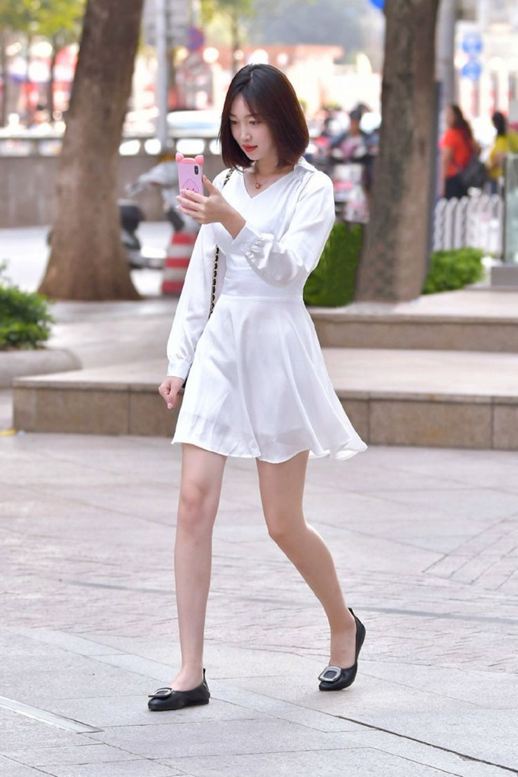 美女|路人街拍，美女脸上化了淡淡的妆，看起来清爽又舒适