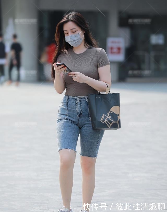 女人味 灰色针织短袖搭配五分紧身牛仔裤,臀大胯宽也能穿,还很有女人味