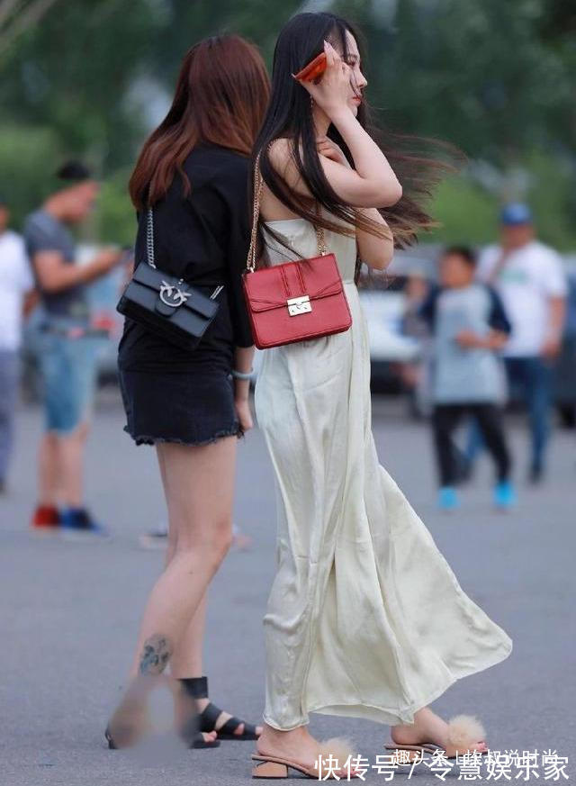 舒适|吊带裙就是这样,不仅清爽舒适,还能让你的造型轻松优雅起来