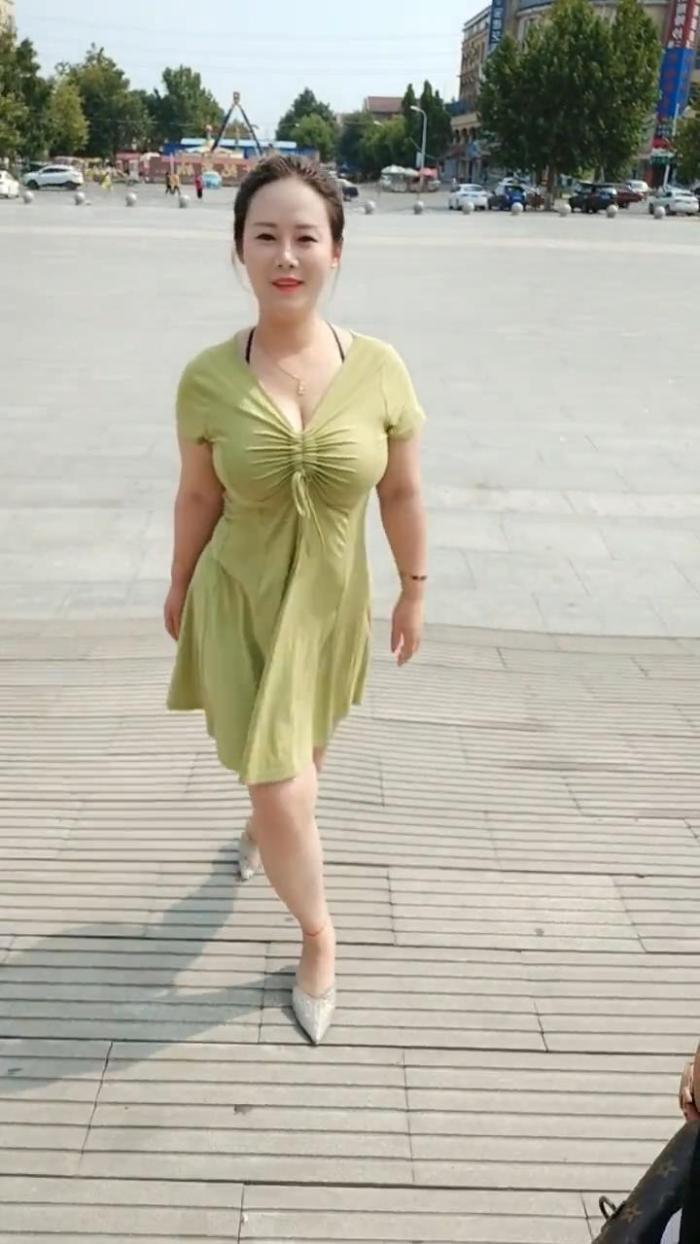 高跟鞋 逛街的“御姐女神”，简约穿搭风格，反映出洒脱的一面！