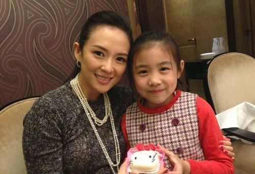 奶粉|章子怡和赵薇,一个“喂母乳”一个“喝奶粉”,两人差距明