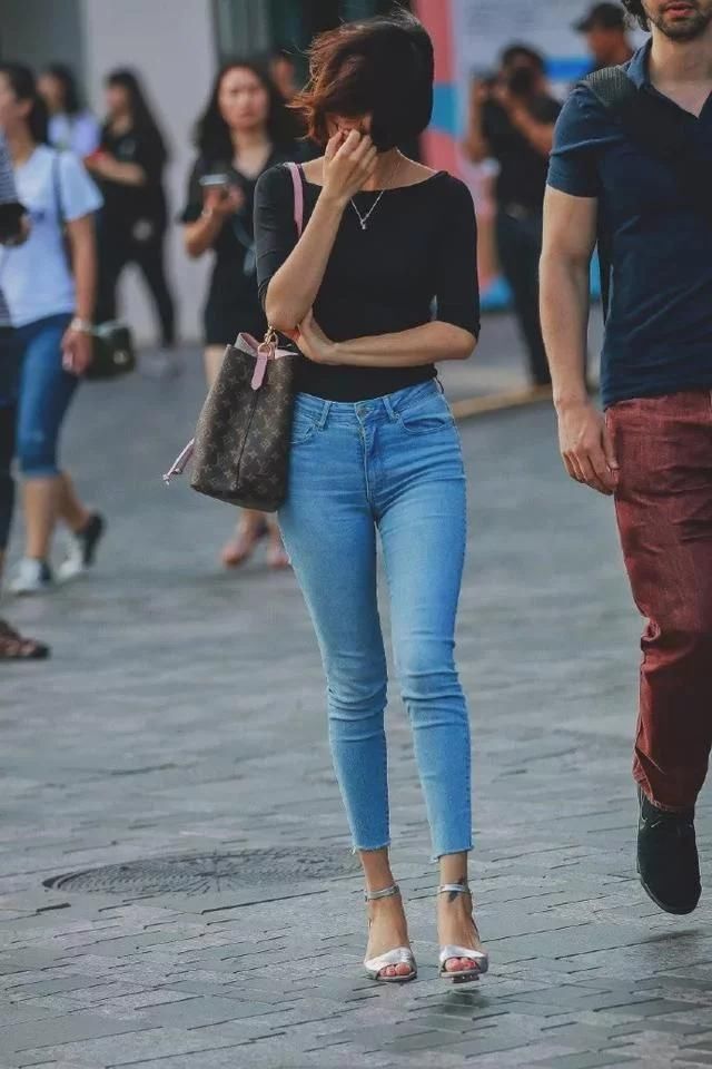 街拍穿白色连衣裙的小姐姐,优雅又端庄,人见人爱