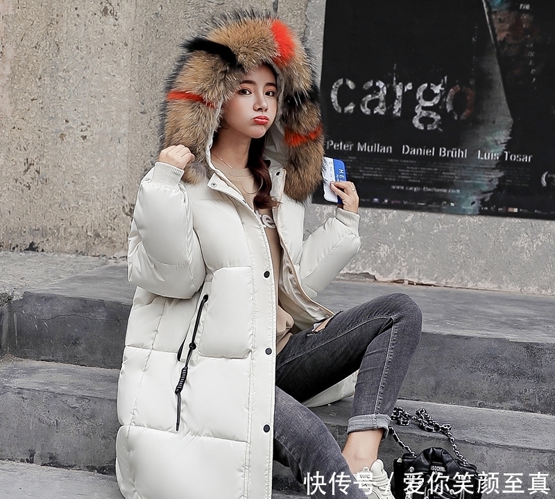 大毛领|建议大家:羽绒服别搭阔腿裤,太土!今冬流行这么穿,美嫩极