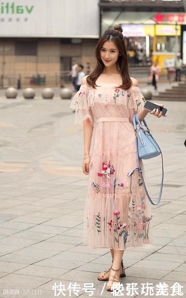 姑娘|路人街拍,姑娘特别的潮流,搭配针织短衫,气质迎面扑来