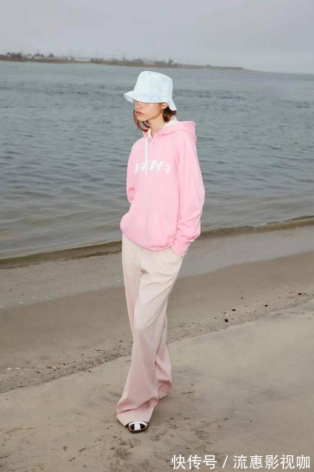 高级感 基础款的卫衣,如何穿出高级感今年秋天卫衣这样穿,时髦感俱佳