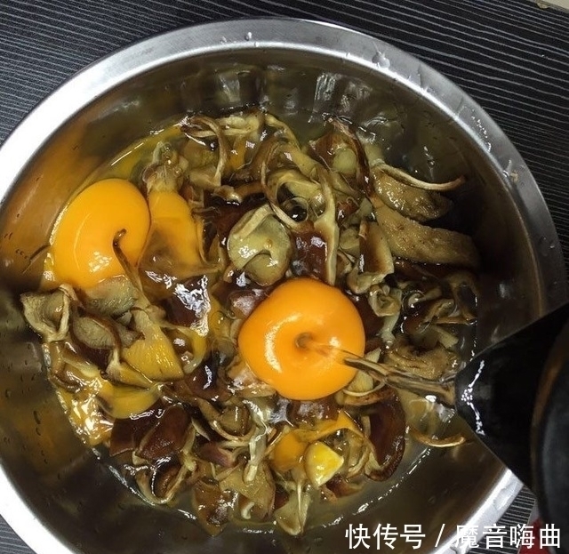 鸡蛋别再炒了,试试加它一起蒸,上桌筷子都停不下来!