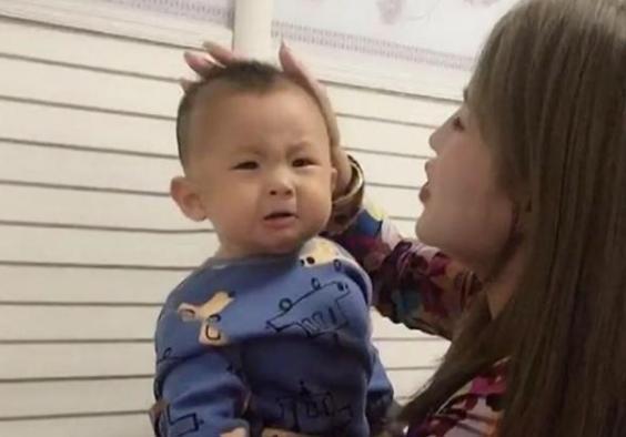 宝妈|小姨带娃的路子有多野看完这几张图，网友这届小姨跟宝宝有仇