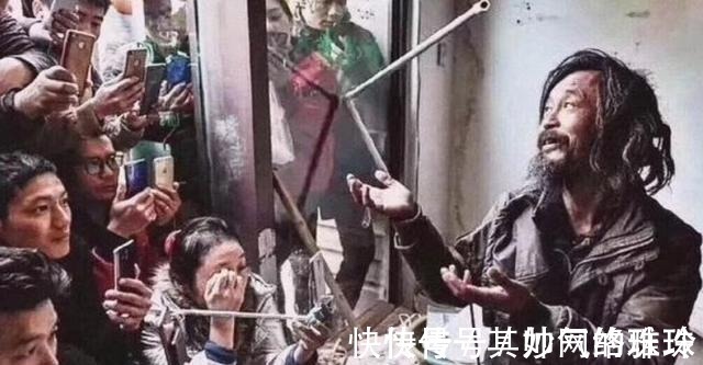 书法作品!流浪大师沈巍走红后,9字书法被炒到10万,书法大师:毫无章法