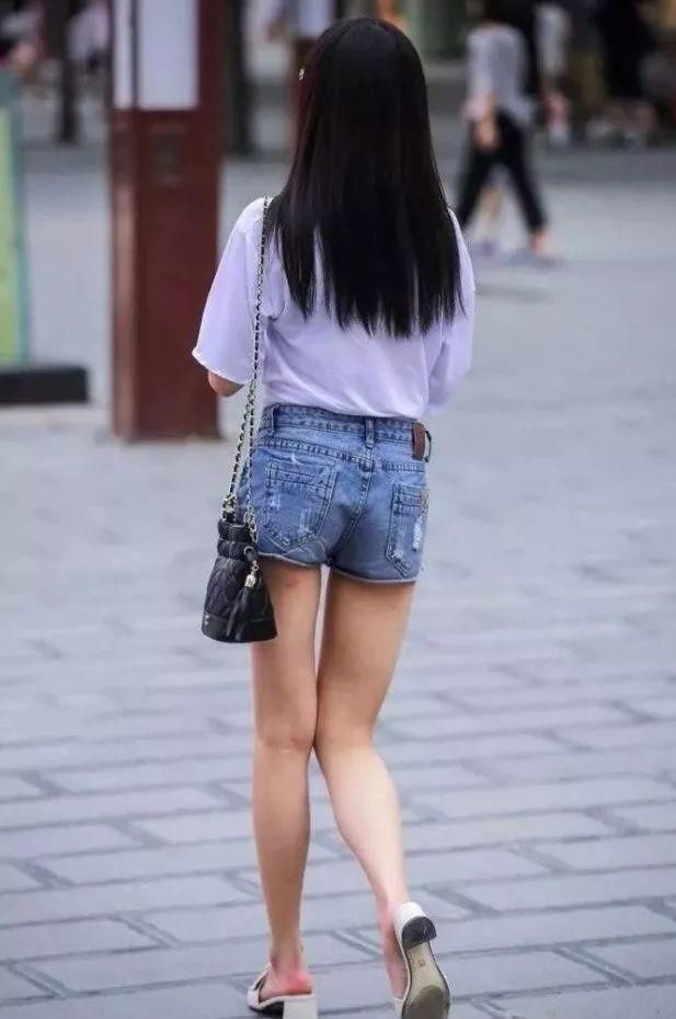 街拍|街拍美女:小姐姐玩转简约不过时的“百年经典搭配”,网友:真靓