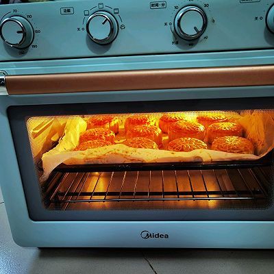 莲蓉月饼|#传统蛋黄莲蓉月饼#