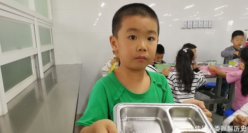 小学食堂实行食材集中配送，孩子们吃得开心，家长们也放心