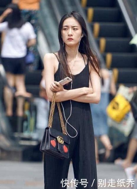 设计|路人街拍,“短裤+T恤”已过时,今年流行“波点裙”,好精致