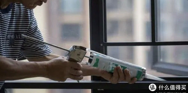 发黑|拒绝玻璃胶发霉、发黑!一文讲透装修中全屋玻璃胶该如何选择及品牌推荐