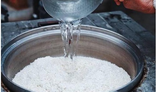 煮米饭千万别直接加水下锅,少了2步,难怪饭不香,孩子不爱吃