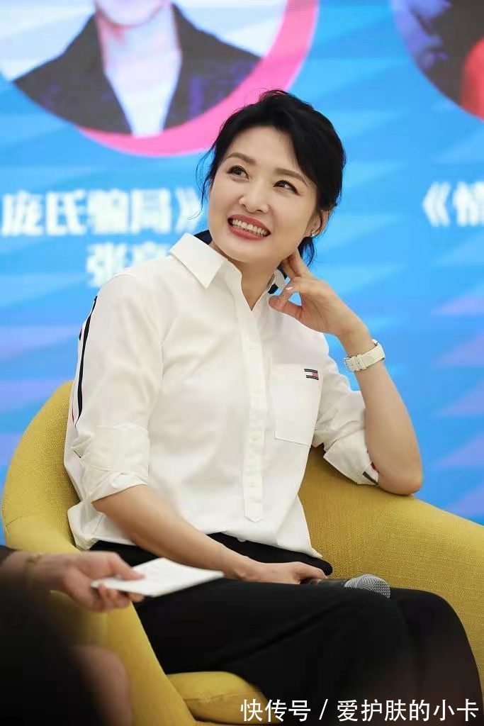 周涛|周涛真是主持界的穿搭模板,白衬衫配黑裤超高级,53岁太显年轻