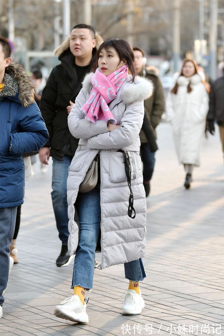 搭配 街拍:美女这款蓝色大衣搭配的非常好看,很显身材高挑的效果!