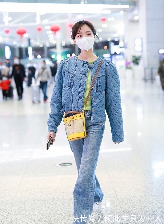 元气 任敏就像“小清新女主”,一身蓝色系穿搭清新元气,看着就很甜