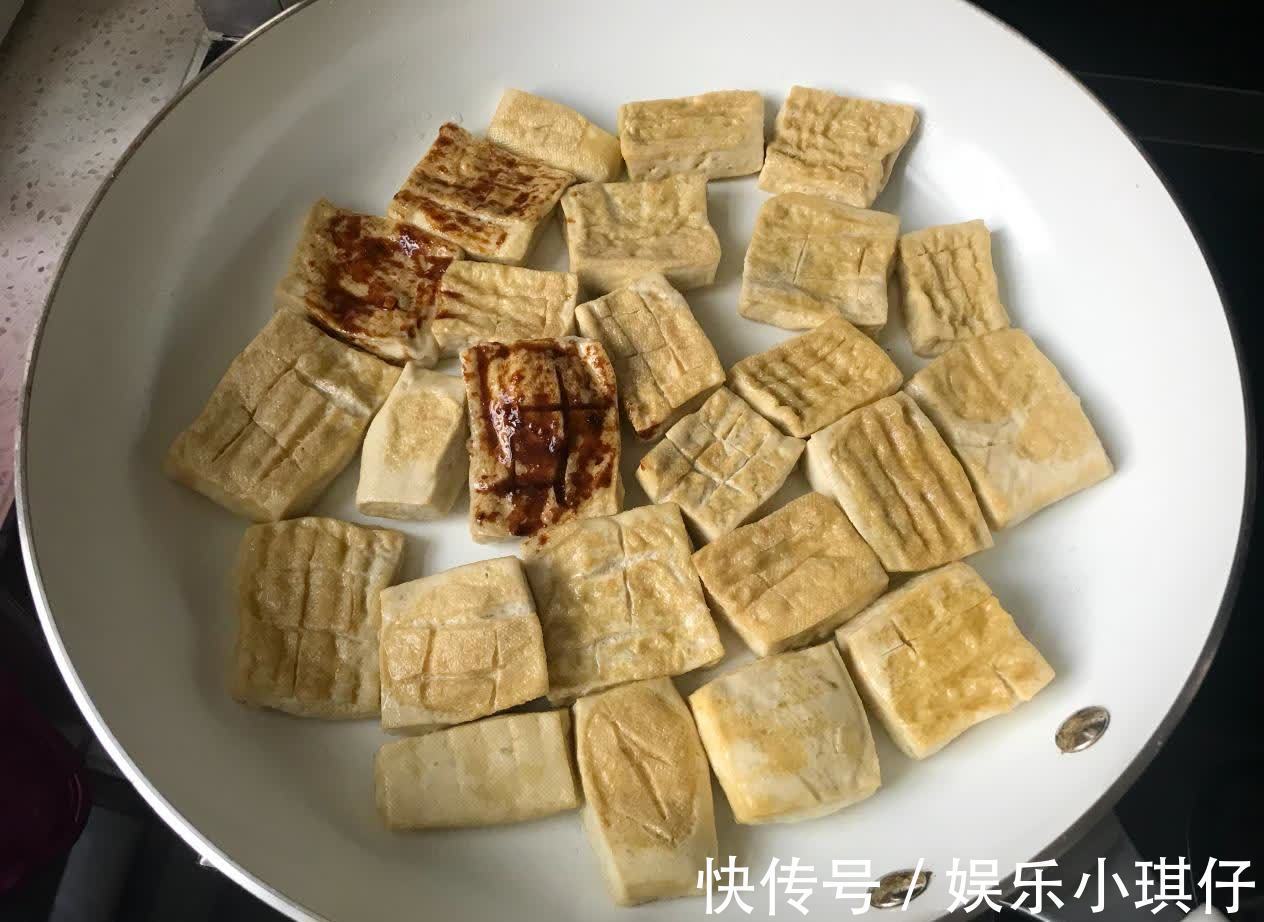 可口|豆腐这样做，大人孩子都爱吃，鲜嫩可口，2块钱能做一大盘