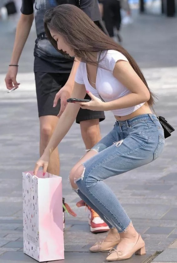 破洞牛仔裤 白色短袖搭配破洞牛仔裤,说不出的时尚,气质又减龄