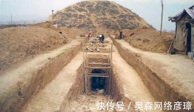 头颅|古墓发现“无头”尸体，手上还拿巨型斧头，考古家：真是刑天墓？