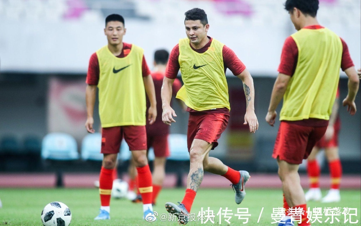 国足|国足胡尔克诞生!32岁锋霸主动求变激活武磊,早该这么踢了!