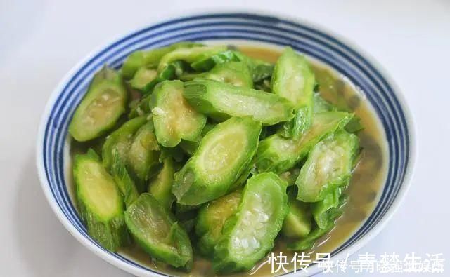 我家从去年起实行不完全分餐制,所以,我家午餐长这个样子