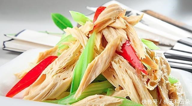 泡腐竹,直接加水就废了,大厨教你正确的做法,腐竹油亮味美