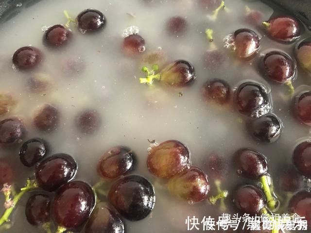 正确做法|洗葡萄时，用盐水洗等于吃虫卵！教你正确做法，连葡萄皮都能吃