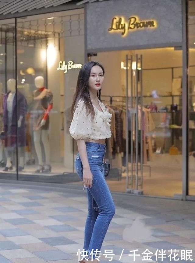 裤子|街拍:短上衣配牛仔裤大秀小蛮腰,美女裤子破了呀?