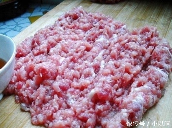 肉丸子不单单只放肉,还要加这一样东西,做出来的丸子才鲜香美味