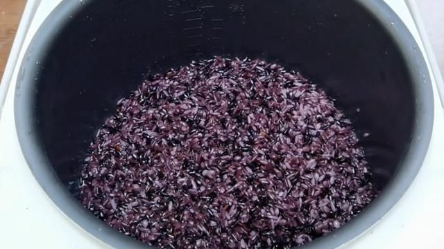 黑米学会这样做，不熬粥不煮饭，比吃补药还补，孩子也特别喜欢吃