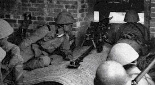 兵藏|日本兵藏在炮楼里，苏军久攻不下，我国1老农民路过：我有办法！