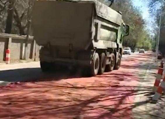 抢收时节执法要求车辆上路清洗轮胎 路面铺地毯 后开上万罚单 快资讯 抢收时节执法要求车辆上路清洗轮胎 路面铺地毯 后开上万罚单 快资讯