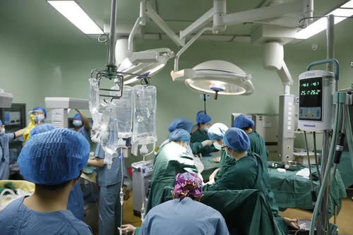 一个，两个，三个！高危产妇顺利产下三胞胎，幸福并蒙圈着，弟兄仨在妈妈肚子里挤在“套二房”