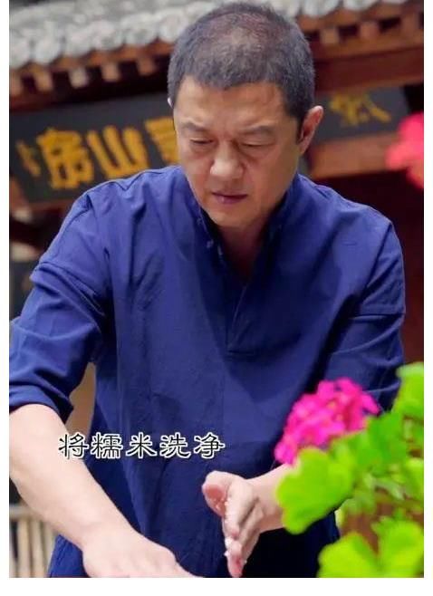 豪宅|李亚鹏又晒下厨视频,被冻结7千万后,49岁在豪宅院子种菜