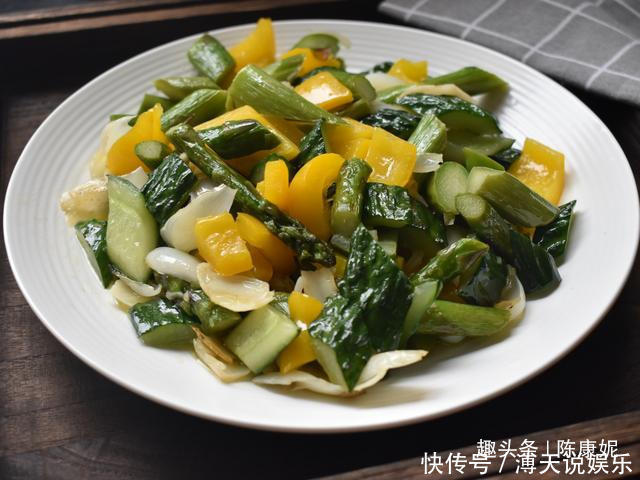 清甜|天热多吃蔬菜补充维生素,四种蔬菜一起炒,脆嫩清甜爽口