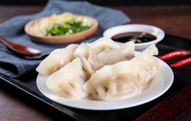 煮饺子时，不要开水直接下锅！多做1步，不粘锅不破皮，爽滑筋道