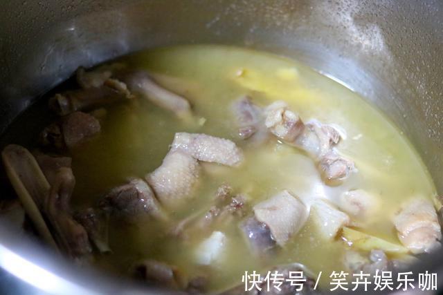 味道|炖老鸭汤时，别直接下锅炖，多加“2步”，汤汁浓郁味道鲜，解馋