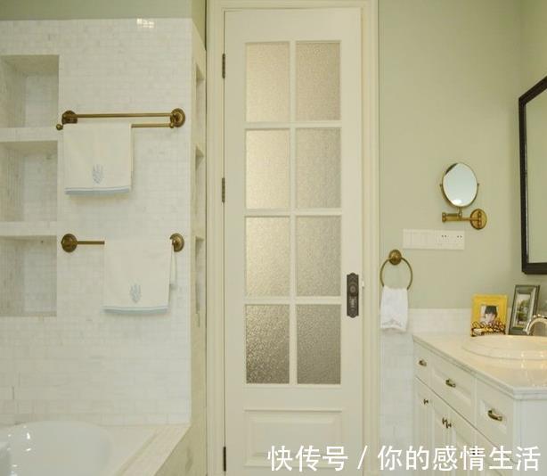 推拉门|为何不给卫生间装平开门,而改用它替代?装修师傅:美观又实用!