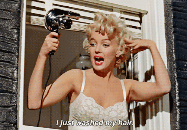 大衣|布丽吉特盘起凌乱短发减龄20岁!仅仅一条拼接蓝裙,美得眼前一亮