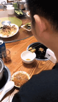 |搞笑GIF:锁骨窝里能养鱼,这身材才算是厉害啊