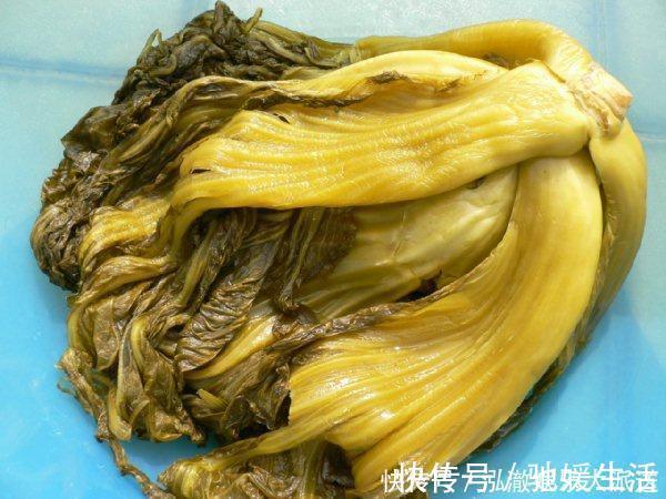 腌酸菜只加清水难怪容易坏,加点秘密武器,酸菜入味易保存