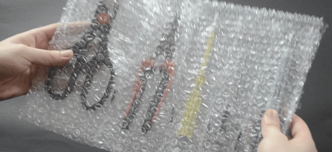 快递箱里的气泡垫别扔了, 没想到它作用这么大, 家家户户用的到